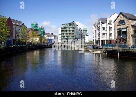 Il fiume Garavogue in esecuzione attraverso la cittadina di Sligo e hyde bridge Repubblica di Irlanda Foto Stock