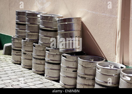 Fila di Guinness stout di barili al di fuori di un pub Sligo, Repubblica di Irlanda Foto Stock