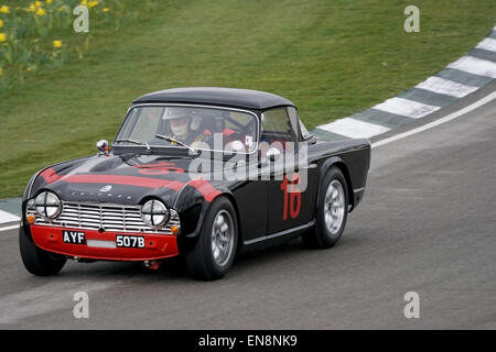 David Griffiths 1964 Triumph TR4 disco di curva a Woodcote durante il Les Leston Cup gara al Goodwood 73rd Assemblea dei Soci Foto Stock