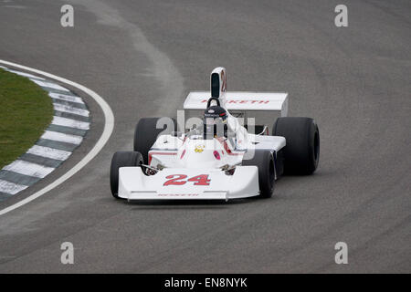 James Hagan dimostra il 1974 Hesketh Cosworth 308 al Goodwood Assemblea dei Soci Foto Stock