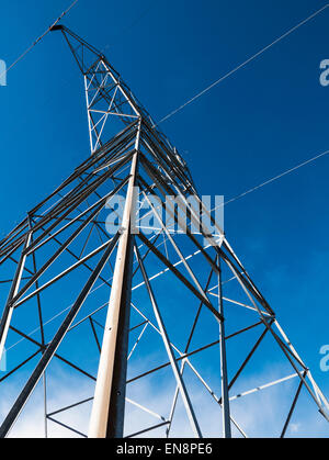Alta tensione elettrica torri di trasmissione Foto Stock