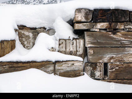 La neve crea modelli sulla vecchia struttura di guida. Foto Stock