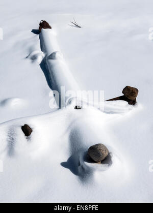 Coperta di neve traversine ferroviarie per la forma di una croce Foto Stock