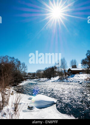 Neve e ghiaccio soffocato Arkansas River, che corre attraverso il quartiere del centro storico del piccolo paese di montagna di salida, CO Foto Stock