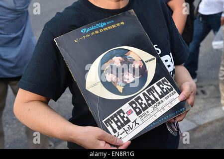 Tokyo, Giappone. 28 apr, 2015. Paul McCartney è un fan di raccogliere al di fuori della Nippon Budokan prima la stella di concerto. Il Nippon Budokan è uno del Giappone più famosi luoghi di musica anche se esso è stato originariamente costruito per ospitare il judo concorso al 1964 Tokyo Olimpiadi. I Beatles sono stati il primo gruppo rock ad eseguire presso la sede nel 1966 e simbolicamente sarà Paul McCartney la prima esecuzione lì da allora. © AFLO/Alamy Live News Foto Stock