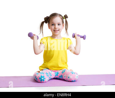 Bambino attivo ragazza facendo esercizi di fitness isolati su sfondo bianco Foto Stock