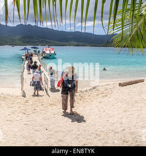 La nave di crociera i passeggeri sul pontile galleggiante al mistero Isola Foto Stock