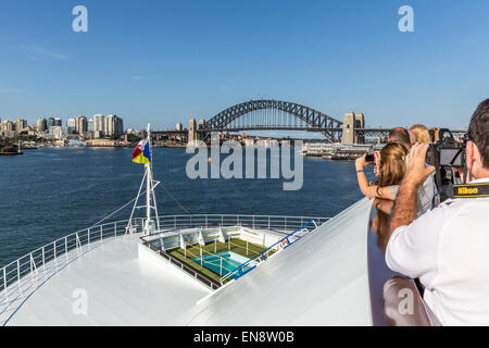 La nave di crociera passeggeri prendere le foto di Porto di Sydney. Foto Stock