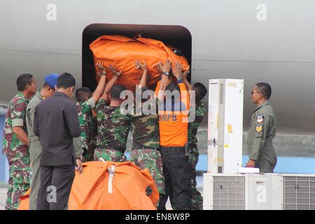 Jakarta, Indonesia. 29 apr, 2015. Militari indonesiani sollevare aiuti umanitari per le popolazioni del Nepal a Halim Perdanakusumah base militare il 29 aprile 2015 a Jakarta, Indonesia. Aiuti umanitari pesa circa 6 tonnellate usando B 737-400 aeromobile appartenente all'Indonesia Air Force verso Kathmandu. Il governo indonesiano aiuto al Nepal consiste di un ospedale da campo di tende e di funzionamento delle apparecchiature e dei rifugiati tende, attrezzature mediche, fast food e la medicina. Anche l'Indonesia spediti 15 i medici e il personale medico. Credito: Sijori Immagini/ZUMA filo/Alamy Live News Foto Stock