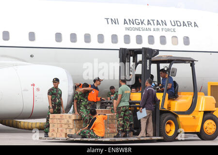 Jakarta, Indonesia. 29 apr, 2015. Militari indonesiani sollevare aiuti umanitari per le popolazioni del Nepal a Halim Perdanakusumah base militare il 29 aprile 2015 a Jakarta, Indonesia. Aiuti umanitari pesa circa 6 tonnellate usando B 737-400 aeromobile appartenente all'Indonesia Air Force verso Kathmandu. Il governo indonesiano aiuto al Nepal consiste di un ospedale da campo di tende e di funzionamento delle apparecchiature e dei rifugiati tende, attrezzature mediche, fast food e la medicina. Anche l'Indonesia spediti 15 i medici e il personale medico. Credito: Sijori Immagini/ZUMA filo/Alamy Live News Foto Stock