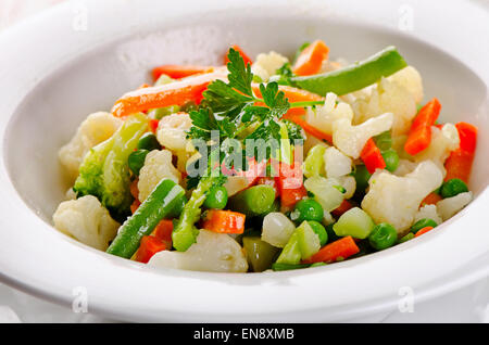 Verdure miste in ciotola bianco . Messa a fuoco selettiva Foto Stock