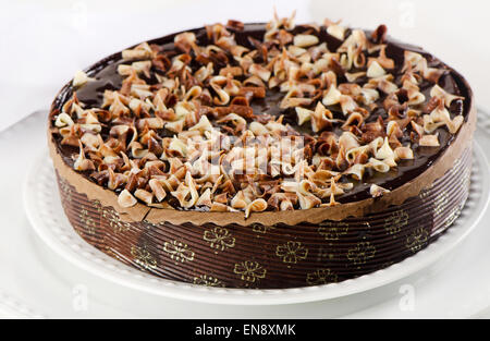 Tutta la torta al cioccolato sulla piastra bianca. Messa a fuoco selettiva Foto Stock