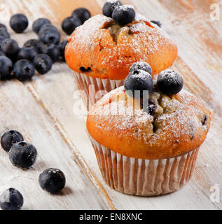 Muffin ai mirtilli su sfondo di legno. Messa a fuoco selettiva Foto Stock