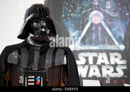 Tokyo, Giappone. 28 apr, 2015. Una dimensione di vita statua di Darth Vader sul display durante la mostra Star Wars visione al Tokyo City View Sky Gallery di Roppongi Hills il 28 aprile 2015, Tokyo, Giappone. La mostra è divisa in sei aree tematiche situati in diverse sale, e i visitatori possono vedere i modelli della battaglia astronavi, vita statue a grandezza naturale dei personaggi principali e il Jedi armi del film. La mostra introduce inoltre 60 pezzi di arte e 100 movie props. Esso sarà aperto al pubblico dal 29 aprile al 28 giugno. Credito: Aflo Co. Ltd./Alamy Live News Foto Stock