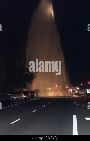 Los Angeles, California, USA. Il 29 aprile, 2015. Los Angeles dei Vigili del Fuoco vigili del fuoco tentare di arrestare la rottura di un incendio da un colpo ed eseguire incidente stradale. Credito: Chester marrone/Alamy Live News Foto Stock
