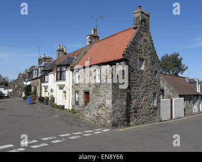 Antica casa con scala esterna Falkland Fife Scozia Aprile 2015 Foto Stock