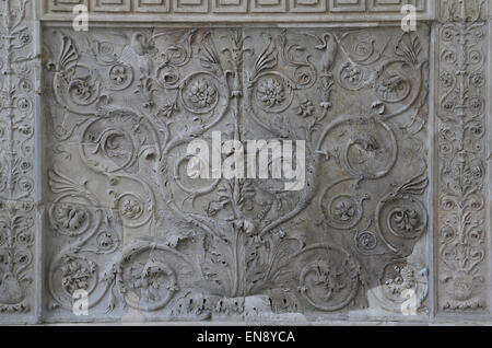 L'Italia. Roma. Ara Pacis Augustae. Altare dedicato a pax. 13-9 BC. Acanto a scorrimento di rilievo. Foto Stock