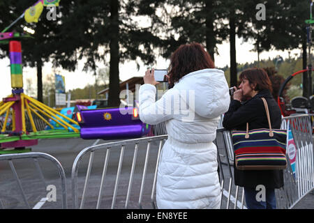 Coquitlam, BC, Canada - 09 Aprile 2015 : Persone divertirsi presso la West Coast divertimenti Carnevale Foto Stock