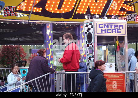 Coquitlam, BC, Canada - 09 Aprile 2015 : persone in fila per entrare autoscontro sezione presso la West Coast divertimenti Carnevale Foto Stock