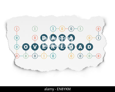 Il concetto di informazione: il sovraccarico di dati sulla presenza di frammenti di carta sullo sfondo Foto Stock