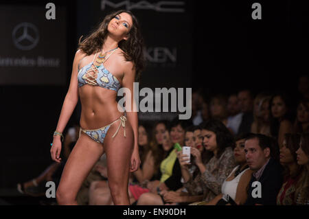 Santo Domingo, Repubblica Dominicana. 29 apr, 2015. Un modello presenta una creazione del costume da bagno collezione di Indie anima, durante la prima edizione della Mercedes Benz Fashion Week, in Santo Domingo, Repubblica Dominicana, il 29 aprile 2015. Credito: Fran Afonso/Xinhua/Alamy Live News Foto Stock