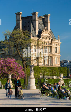 I parigini godendo di jardin des tuileries su un pomeriggio di primavera, Parigi, Francia Foto Stock
