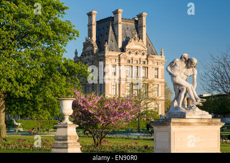 Jardin des Tuileries e il Musee du Louvre su un pomeriggio di primavera, Parigi, Francia Foto Stock