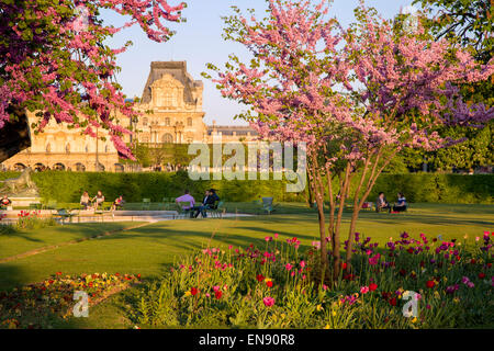 I parigini godendo di Jardin des Tuileries su un pomeriggio di primavera, Parigi, Francia Foto Stock