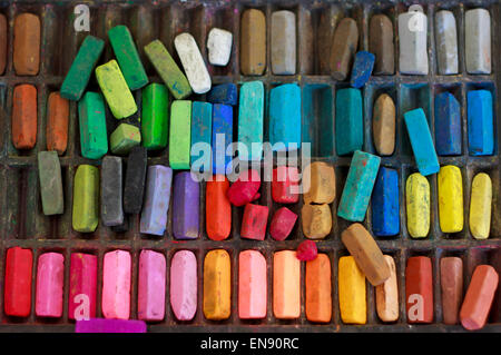 Scatola di pastelli per artisti ben usati © Clarissa Debenham / Alamy Foto Stock