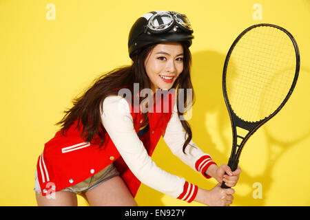 L'elegante giovane donna giocando a tennis Foto Stock