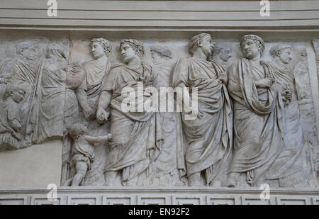 L'Italia. Roma. Ara Pacis Augustae. Altare dedicato a pax. 13-9 BC. Processionale fregio. La famiglia di Augusto. Lato nord. Foto Stock