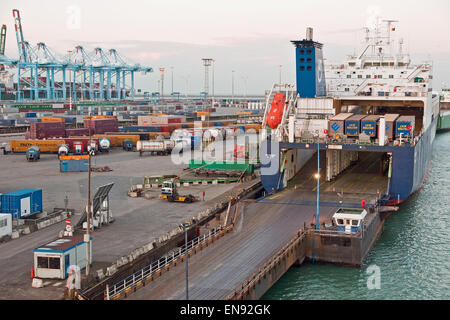 Canale trasversale ro traghetti ro di attesa per i camion commerciali a bordo al suo posto di ormeggio in Zeebrugge contenitore porta, Belgio Foto Stock