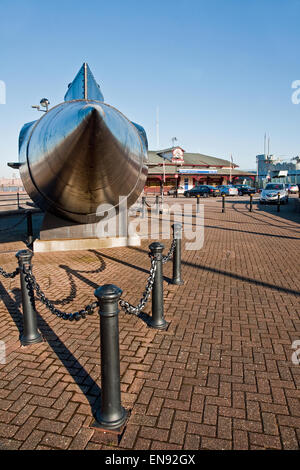 La replica della Resurgam II, il primo al mondo meccanicamente sottomarini a propulsione, sul display a Woodside Ferry Terminal, Birkenhead. Foto Stock
