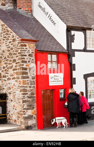 Visitatori e un cane di esaminare la più piccola casa in Gran Bretagna su Conwy Quay, il Galles del Nord Foto Stock