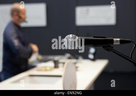 La cucina offre un alta cucina corso con un microfono in primo piano Foto Stock