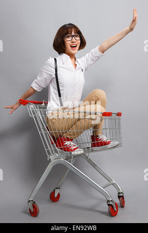 La giovane donna shopping Foto Stock