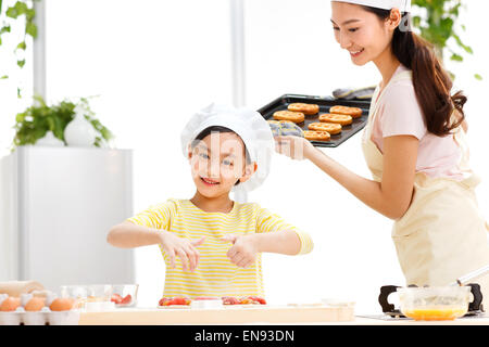 La figlia e la madre in cucina Foto Stock