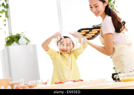 La figlia e la madre in cucina Foto Stock