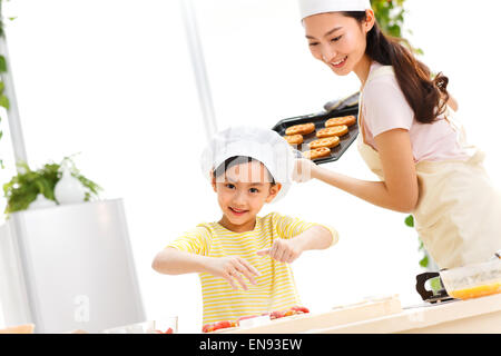 La figlia e la madre in cucina Foto Stock