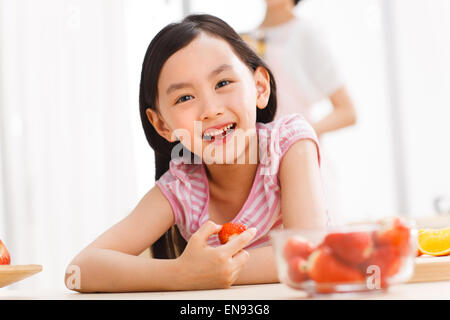 La figlia e la madre in cucina Foto Stock