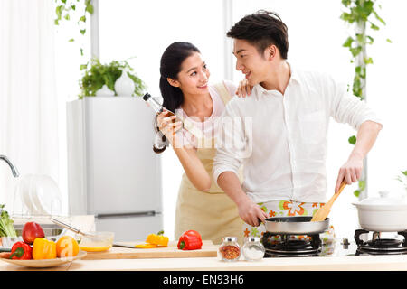 Coppia giovane preparare il cibo in cucina Foto Stock