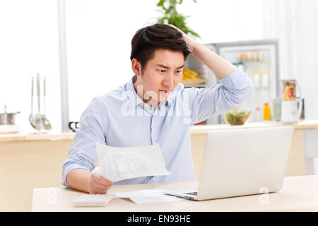 Uomo con notebook a tavola Foto Stock