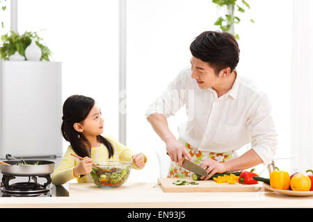 Figlia di padre e di preparare il cibo in cucina Foto Stock