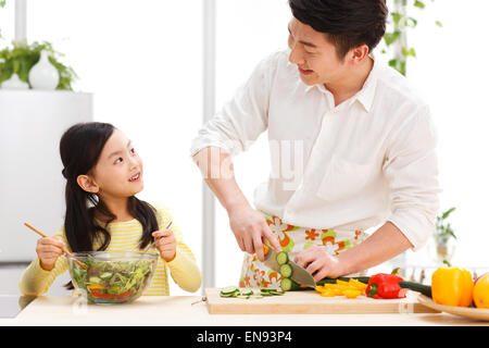 Figlia di padre e di preparare il cibo in cucina Foto Stock