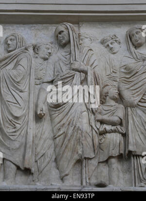 L'Italia. Roma. Ara Pacis Augustae. Altare dedicato a pax. 13-9 BC. Processionale fregio. Agrippa e gruppo di famiglia. Sollievo. Foto Stock