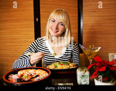 Bella ragazza bionda nel ristorante giapponese Foto Stock