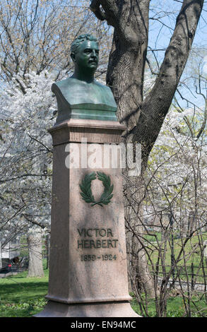 Ritratto in bronzo busto del musicista Victor Herbert dallo scultore Edmund Thomas Quinn a Central Park, New York, Stati Uniti d'America Foto Stock