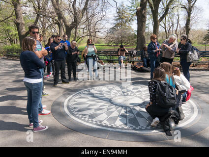Gruppo di persone che posano per una fotografia al John Lennon, Strawberry Fields, immaginare memorial Central Park, New York, Stati Uniti d'America Foto Stock