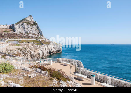 Vertice della Rocca di Gibilterra visto dal punto di Europa Foto Stock