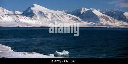 Spitsbergen, Norvegia. 09Apr, 2015. Le montagne ricoperte di neve, fino a mille metri di altezza, vicino a Kings Bay stazioni di ricerca in Ny-Alesund su Spitsbergen, Norvegia, 09 aprile 2015. Foto: Jens Büttner/dpa/Alamy Live News Foto Stock